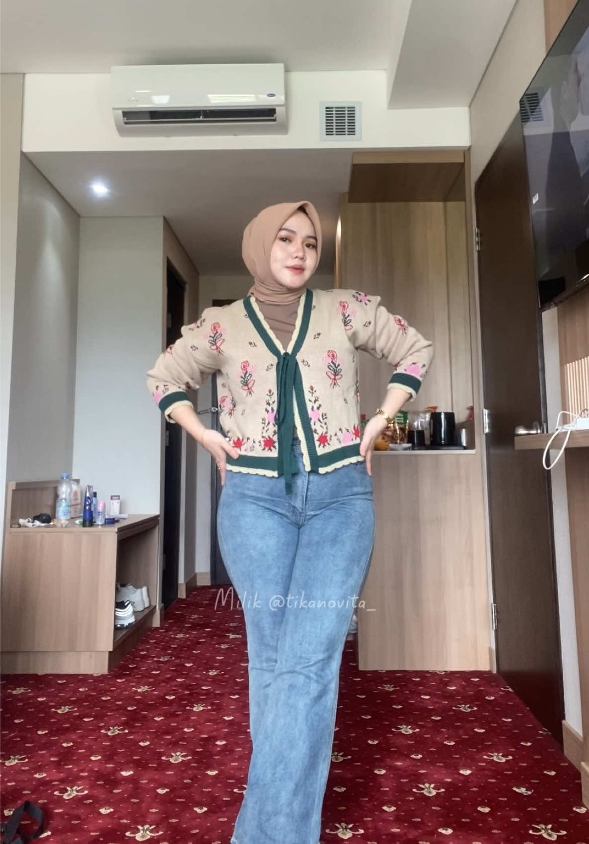 Cardigan rajut outfit ideas dipadukan dengan celana cutbray jeans OOTD cocok untuk liburan tahun baru check #cardiganrajut #jeansjumbo #celanacutbray #cardigan #outfitideas 