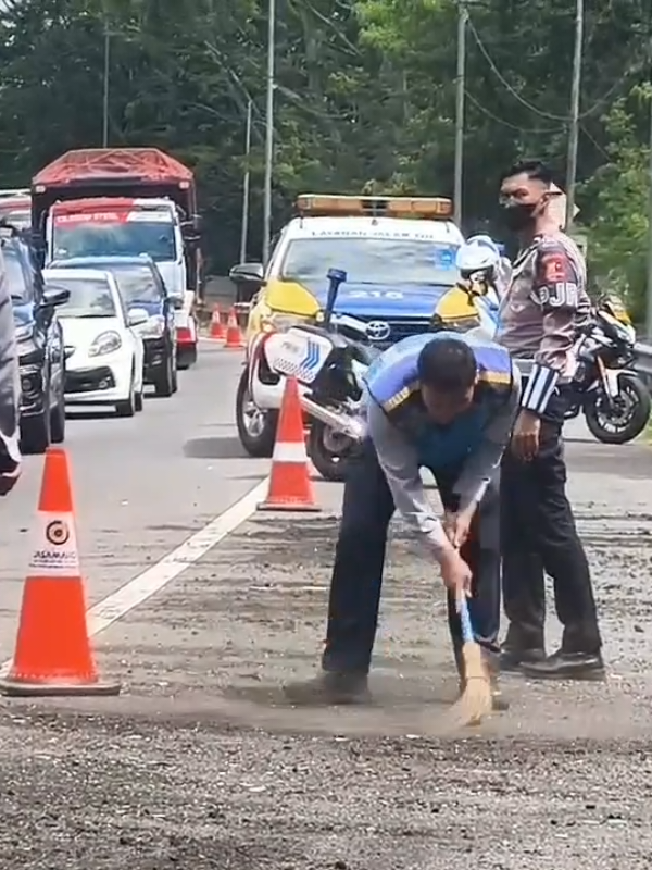 6 Kendaraan Jadi Tabrakan di Cipularang, Dampak Truk Batu Bara Mundur di Tol