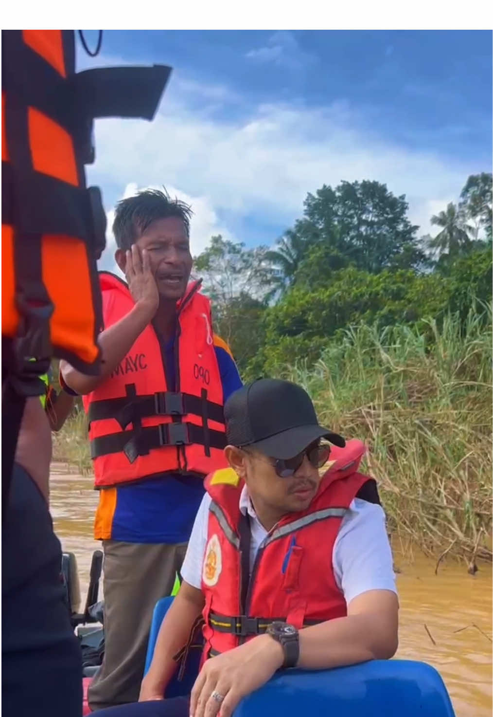 Encik Zaiful (Ayah Mangsa) sebak melaungkan azan di kawasan kehilangan anaknya.  Ya Allah permudahkan urusan mereka untuk mencari adik Azri Fahmi.  #jerantut #jerantutpahang #feri #lemas #azri #sungaipahang #sungaipahangjerantut  