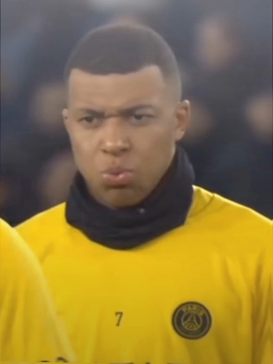 Mbappe langsung sigma🥶 #kylianmbappé #neymar #mbappe #sigma #football #skills #fyp #foryoupage 