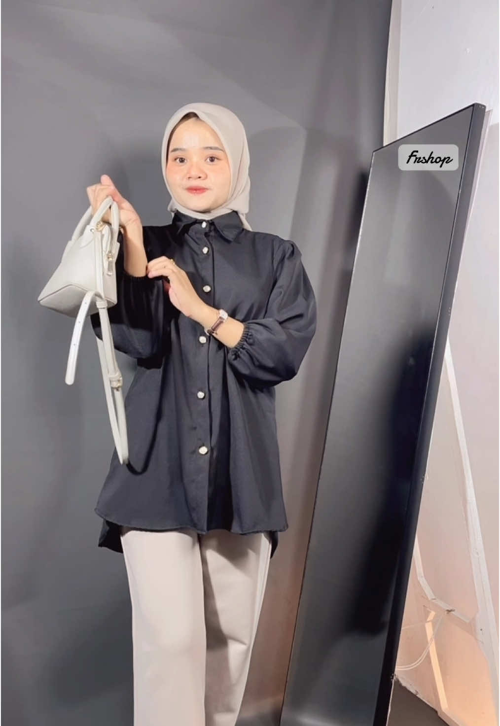 Kinka blouse polos hitam dari bahan shakila premium #kemejawanita #blousewanita #atasanwanita #fashion #fyp 