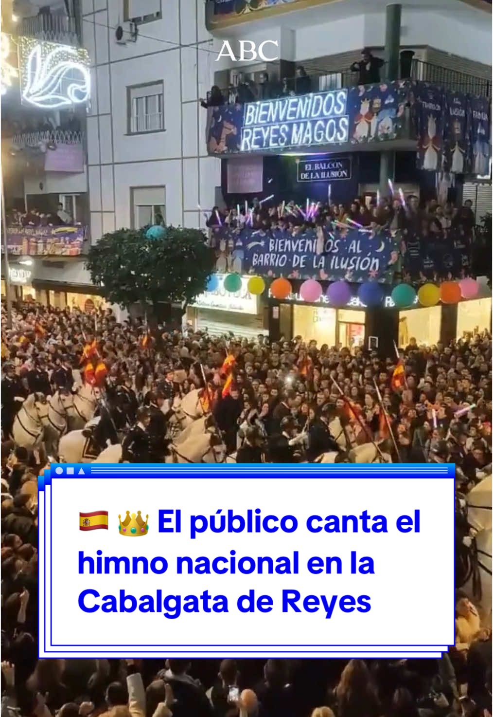 🇪🇸 👑 El público de Sevilla se ha puesto a cantar el himno de España en plena Cabalgata de los Reyes Magos. Cuando desfilaba la unidad de caballería de la Policía Nacional, el público ha entonado el himno nacional. #Cabalgata #CabalgataDeReyes #Sevilla #HimnoDeEspaña #himno #policíanacional #policia #caballeria 