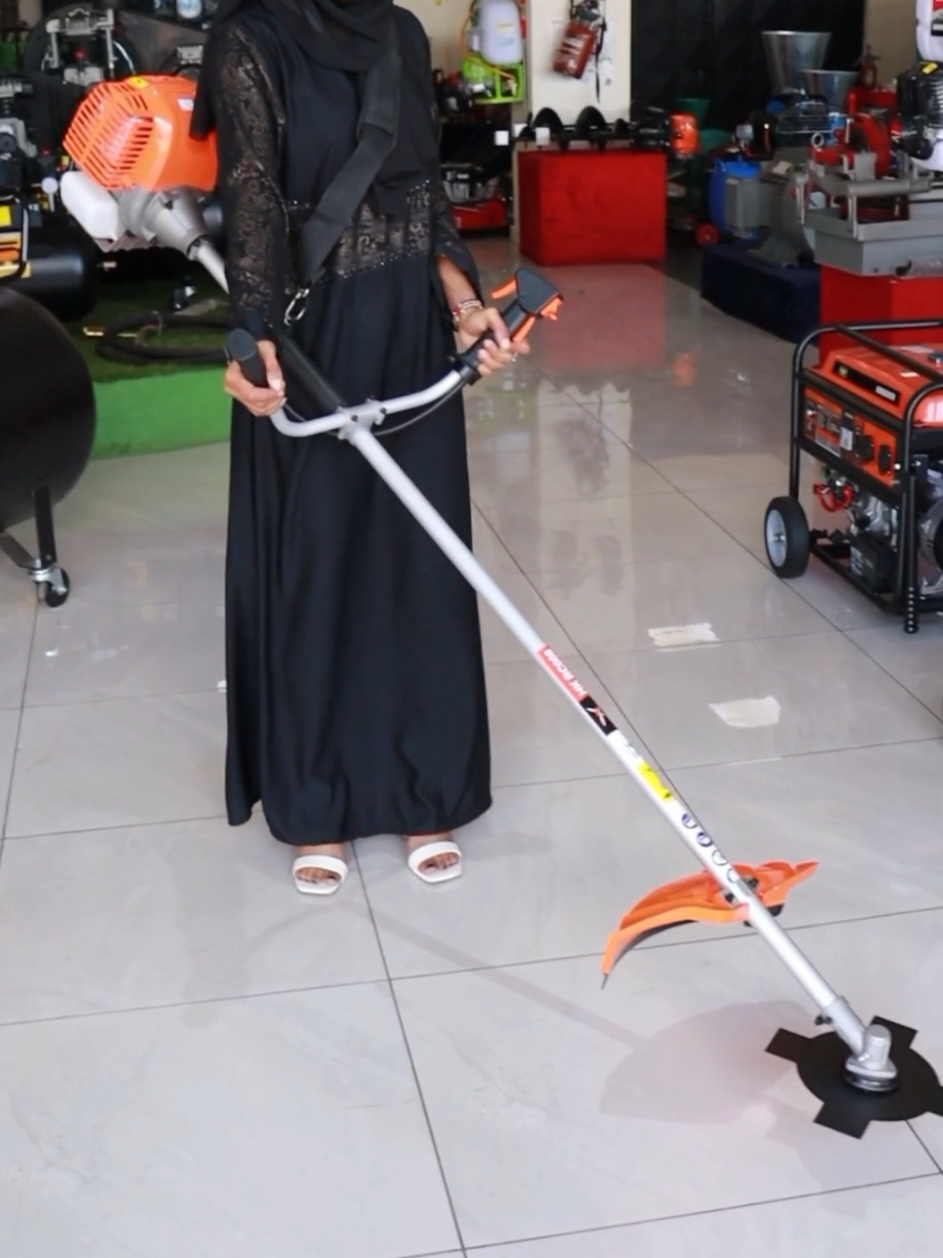 4 stroke brush cutter. #brushcutter #grasscutter #machines #kenyatiktok #lawnmower #grasscuttermachine 