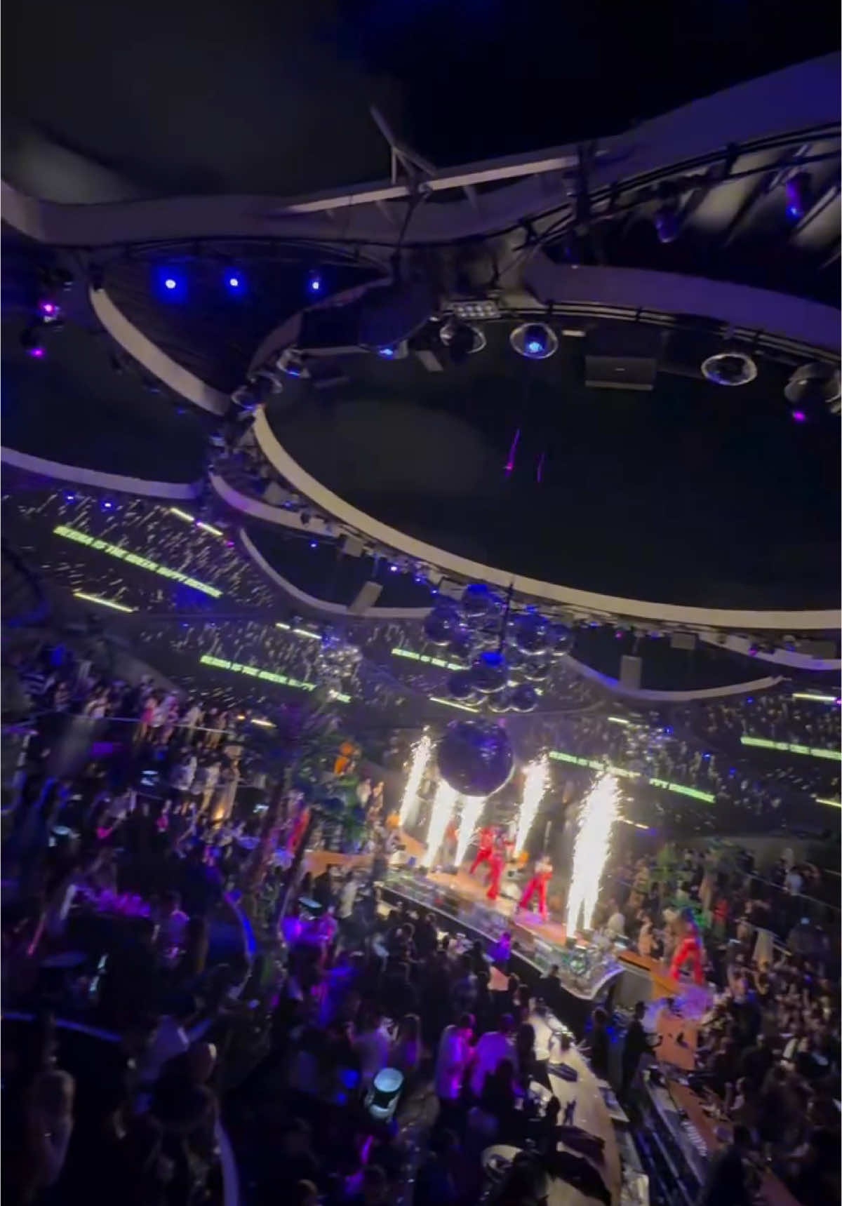 The city's hottest vibes, only at SKY2.0💥✨ For reservations: +971 4587 6333 | +971 5863 33633 #SKY20 #SKYDXB #DubaiNightlife