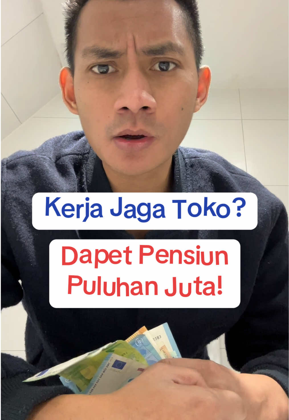 Jaga Toko doang bisa dapet UANG PENSIUN PULUHAN JUTA per bulan sampai meninggal? Kata Siapa? --  Kalau di Indonesia, banyak orang yang pingin jadi PNS karena jaminan hari tua. Di Belanda, meskipun lu ga kerja di pemerintahan, lu kerja apa pun, mau itu jaga toko, kurir paket, supir bis, lu bakal dapet uang pensiun sebesar 25 juta / bulan, bahkan meskipun lu memutuskan balik ke Indonesia! Di Belanda ada 3 jenis pensiun: 1. AOW (Algemene Ouderdomswet) atau pensiun dari pemerintah 2. Pensiun Perusahaan 3. Pensiun dari Tabungan Pribadi Skemanya gimana ya? -- 1️⃣ AOW / Pensiun Pemerintah Ini program dari pemerintah buat memastikan semua orang yang hidup di Belanda itu 