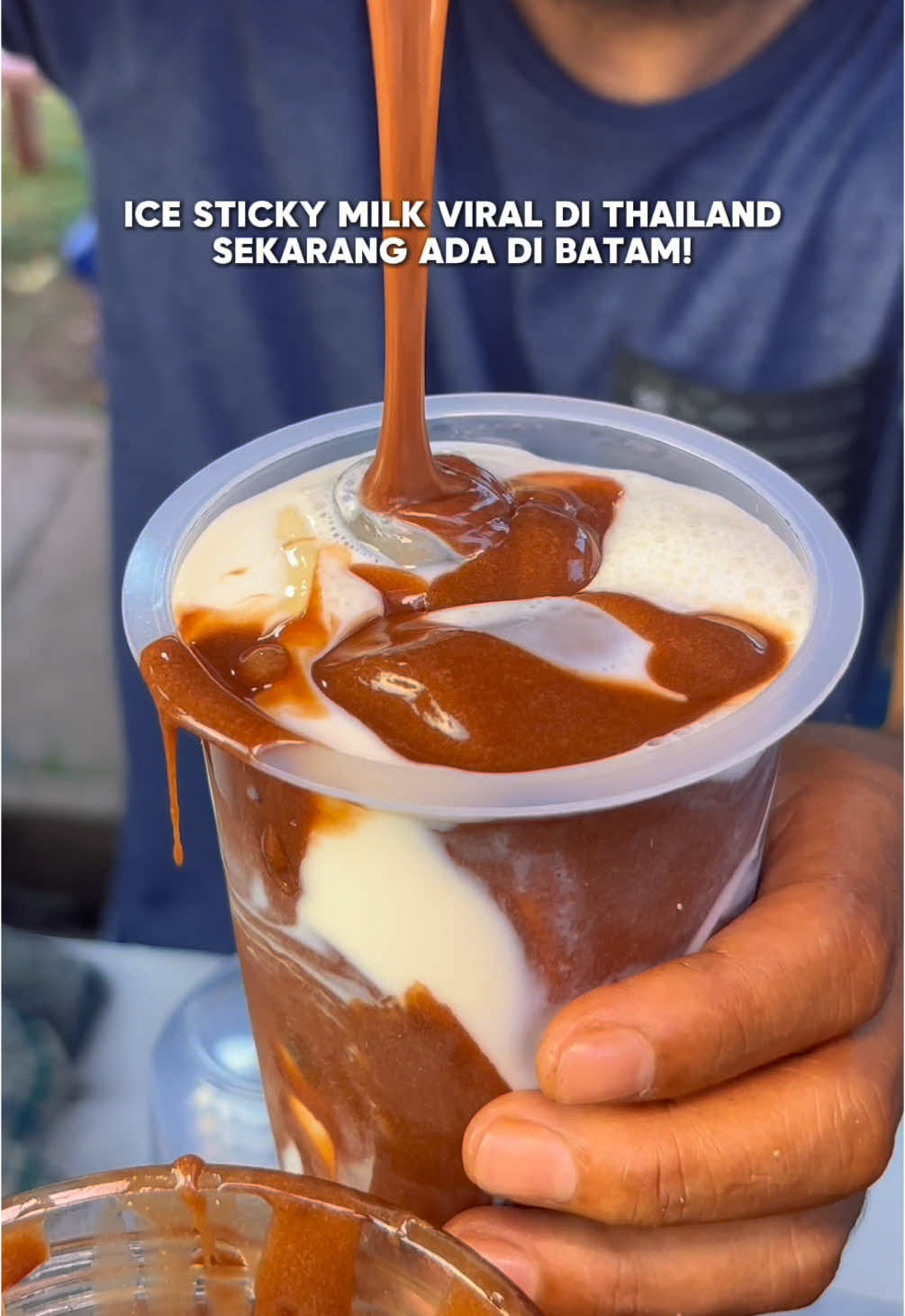 Ice sticky milk nya enak dan kental kali Wak! Akhirnya gak perlu-perlu jauh ke thailand atau ngiler liat di fyp lagi, karena di Sp batu aji udah ada Ice sticky milk dengan berbagai varian rasa dan harganya cuma 12ribu. Dari pada ngiler liatin mimin cobain yuk langsung gaskan Wak. #icestickymilk #minumankekinian #carikulinerbatam #kulinerbatam #kulinerindonesia #batamfood 