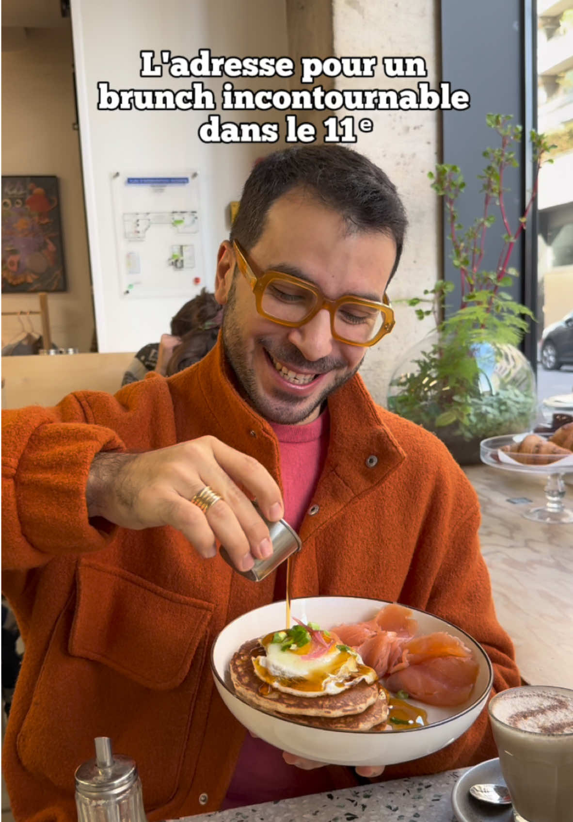 👌🏻L’adresse pour un brunch incontournable dans le 11ᵉ ☕🥞 @backinblackcoffee  🎯Situé au cœur du 11ᵉ arrondissement, Back in Black est l’adresse rêvée pour les passionnés de café. Réputé pour servir l’un des meilleurs cafés de Paris, leur chai latte est également très apprécié. 🧡 Pourquoi on adore : 🍯Ambiance : Un lieu lumineux, branché au design moderne et épuré, offrant une atmosphère chaleureuse et conviviale. 🍴Menu : Une carte brunch gourmande qui met l’eau à la bouche. Coup de cœur pour les pancakes salés à la farine complète et l’œuf plein air, ainsi que le breakfast roll relevé avec jalapeño. Les plats sont faits maison avec des ingrédients de qualité. 💶Prix : Des tarifs abordables pour une qualité irréprochable. 🎭Équipe : Un personnel adorable et aux petits soins, rendant l’expérience encore plus agréable. 💶: plats salées pour le brunch entre 8.5€ et 14.5€ Desserts: 5€-14€ 📍 Où : 25 Rue , Paris 11ᵉ. Que vous soyez amateur de café ou en quête d’un brunch savoureux, Back in Black saura vous séduire. ——————————- #brunchparis #paris #brunch 