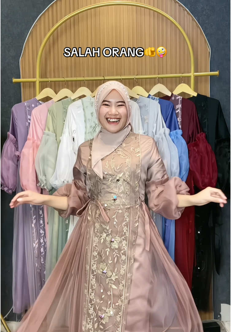 Hayolllooo kena ultikan🤪🤣 #outfitinspiration #fypシ #dresskondangan #dresskekinian #salahorang 