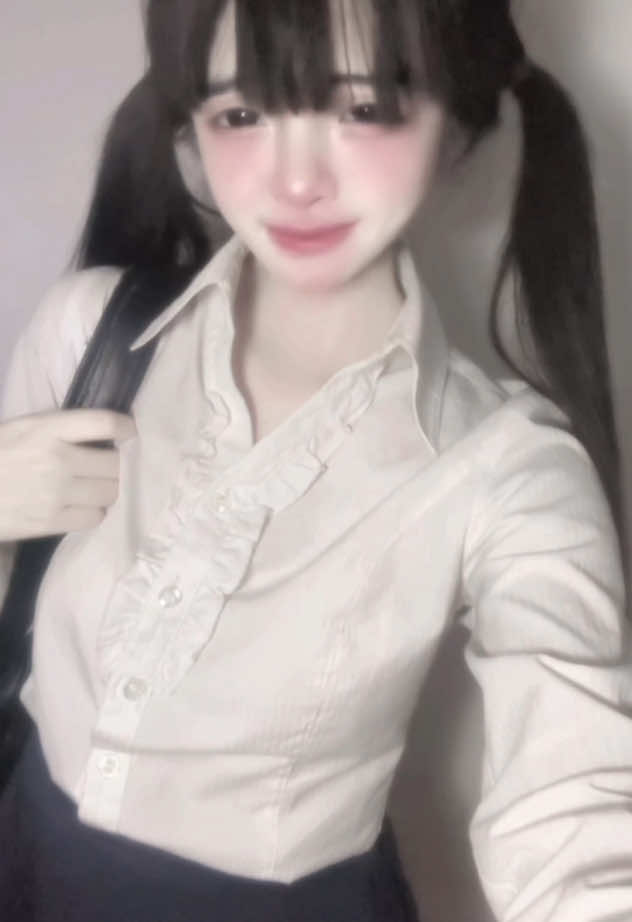 dedicated to perfection, but in a chill way #doll #bjd #uncannyvalley #meitu #prettyup #p图 #beautyfilters #douyinmakeup #douyingirl #xiaohongshu #小红书 #cyberdoll