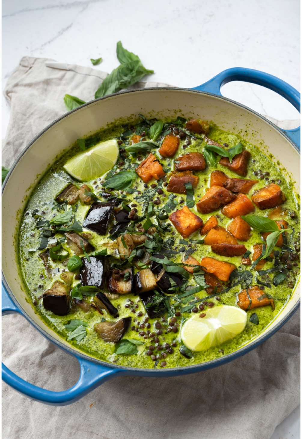 THAI GREEN CURRY SOUP!  If one of your resolutions is to eat more veg or drink more water, this dish is absolutely for you... This healthy green curry soup is not only packed with nutrients, but it’s also incredibly hydrating. The combination of fresh greens, hydrating broth, and immune-boosting spices makes it the perfect winter meal to keep you nourished and refreshed. On the menu now 💚