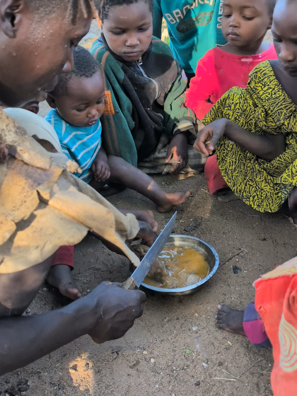 Hadzabe tribe man offered his kids a breakfast 😋😍‼️😲#africastories #UK #USA #hadzabetribe #FoodLover #africastories 