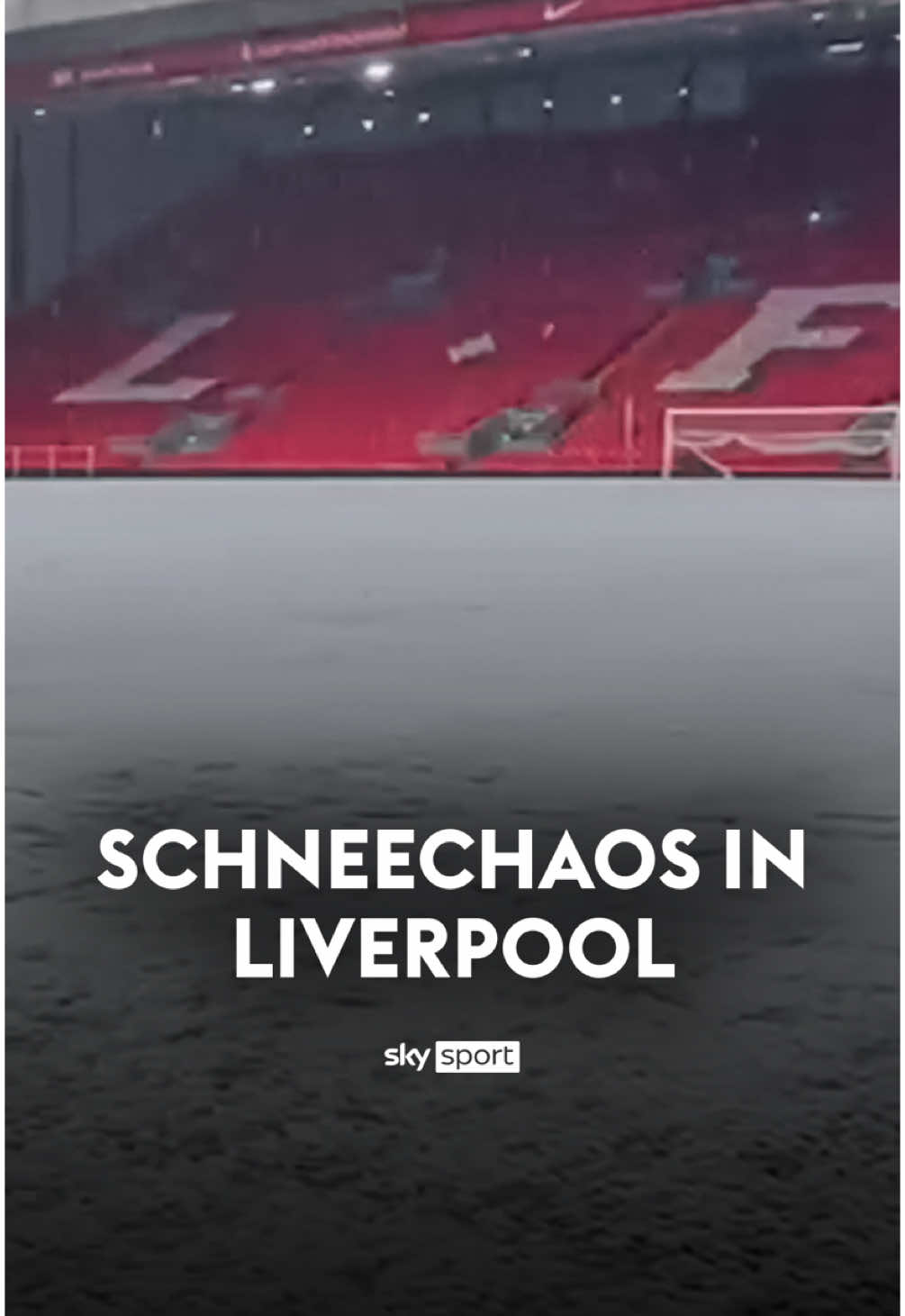 PL-Kracher auf der Kippe?! 🫣❄️ 👉🏼 Das 187. Aufeinandertreffen zwischen den Reds und den Red Devils könnte einem Schneechaos in Liverpool zum Opfer fallen. Wie mehrere englische Medien berichten, droht eine Absage der Partie, die für 17:30 Uhr (live & exklusiv bei Sky) angesetzt ist, nachdem es in der englischen Stadt zu starken Schneefällen gekommen war. 👉🏼 Von Samstagabend bis Sonntagmittag gibt es in Liverpool außerdem eine Wetterwarnung, laut der weiterer Schnee fallen und es zu Eisregen kommen soll, der die Anfahrt zum Stadion noch einmal erheblich erschweren könnte. Zudem müssen erst noch einige Teile der Anfield Road vom Schnee befreit werden, bevor die Partie stattfinden kann. 👉🏼 Am Morgen veröffentlichte auch der FC Liverpool selbst ein Statement und gab darin bekannt, dass es bereits ein erstes Treffen bezüglich der Anreise und der Sicherheit im Schneechaos gab. Stand jetzt soll die Partie stattfinden, laut Klubangaben wird es jedoch zunächst noch ein zweites Meeting geben, in welchem sich erneut ein Überblick über die Lage verschafft werden soll. #LIVMUN #Liverpool #ManUnited #Fussball #Schnee #Chaos #Anfield #Manchester #Wetter 