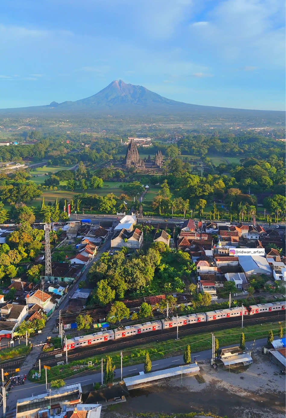 KRL + Candi Prambanan + Gunung Merapi 😍 Bisa berada dalam satu frame gini ya  #gunungmerapi #candiprambanan #jogja #yogyakarta #fyp 