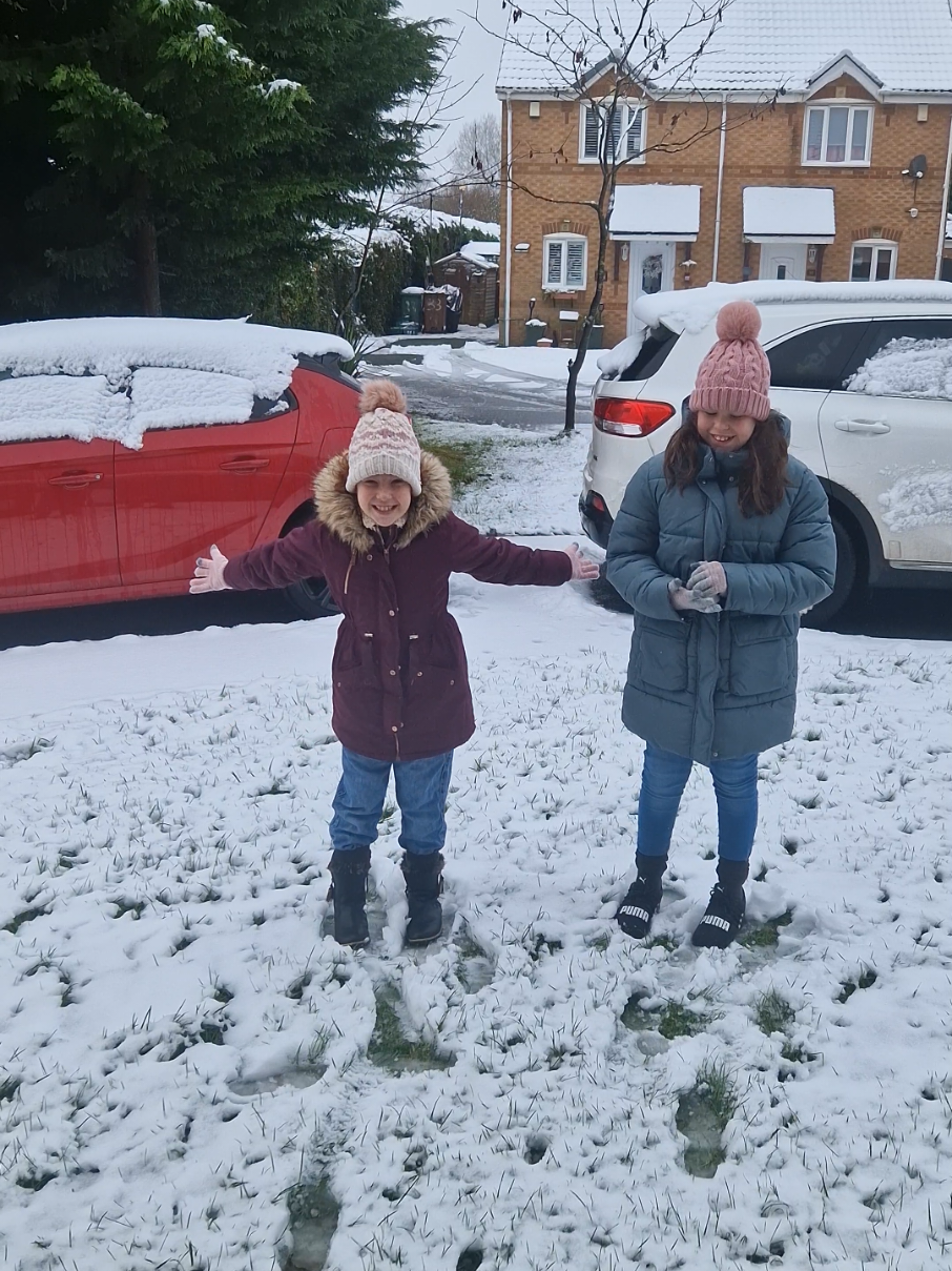 Finally we have snow!! ☃️❄️ #snowday #snowman #happy #funinthesnow #makingmemories #thepagefamily #pagefam #fyp #fyppp 