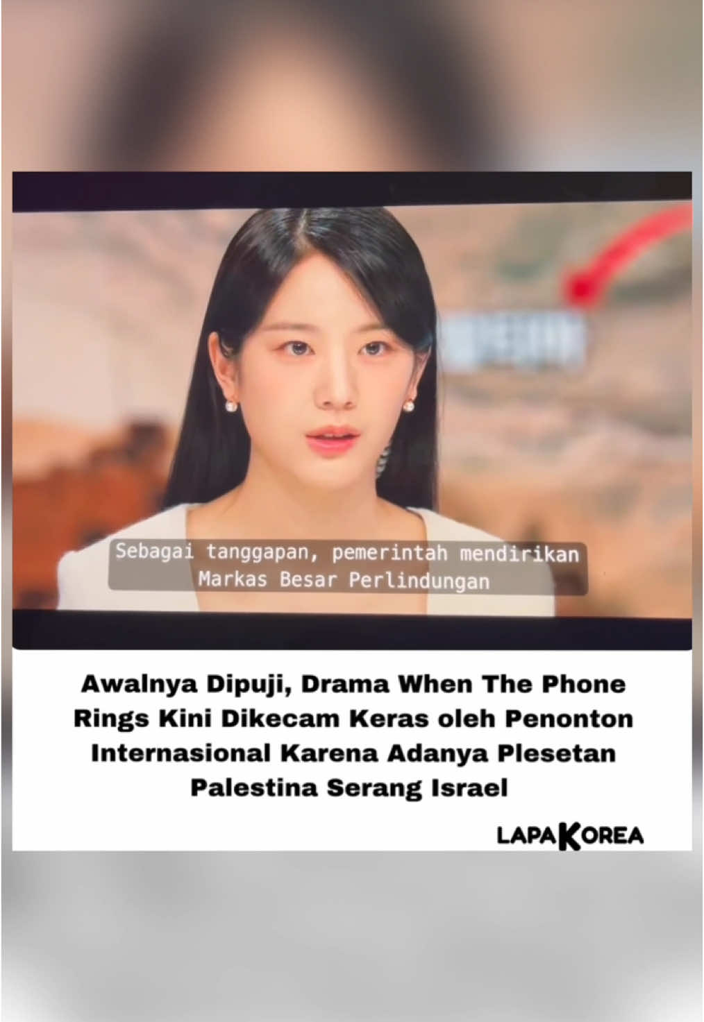 Di tengah banyaknya pujian yang diterima drama When the Phone Rings, penonton internasional mulai lemparkan kecaman karena adegan terakhir yang dinilai terlalu tidak masuk akal. Ada dugaan bahwa drama ini membahas isu perang Pelestina dan Israel.  Di bagian terakhir di mana karakter Na You Ri (Jang Gyu Ri) membacakan berita tentang serangan adura Paltima yang berlangsung di Izmael. Hong Hae Joo (Chae Soo Bin) turut tampil menerjemahkannya dengan bahasa isyarat.  “Serangan udara Paltima berlangsung di Izmael di mana warga negara Korea diculik oleh militan bersenjata. Sebagai tanggapan pemerintah mendirikan Markas Besar Perlindungan di Kementerian Luar Negeri dan mengirim negosiator Baek Yu yeon,” ucap No You Ri.   Adegan dengan nama plesetan ‘Paltima’ diduga Palestina dan ‘Izmael’ diduga merujuk ke Israel. Publik mengecam karena kalimatnya menuduh Paltima menyerang Izmael. Adegan dinilai disengaja karena tidak ada di dalam novel.  Bagaimana menurutmu?  #whenthephonerings #chaesoobin #janggyuri #yooyeonseok 