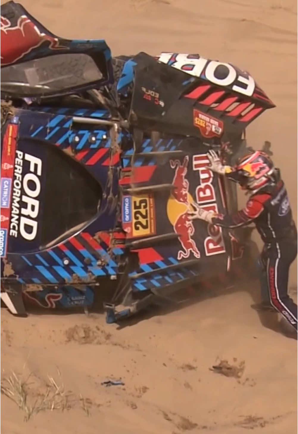 😮 How Carlos Sainz got back on track  #Dakar2025 #DakarInSaudi #48hChrono 