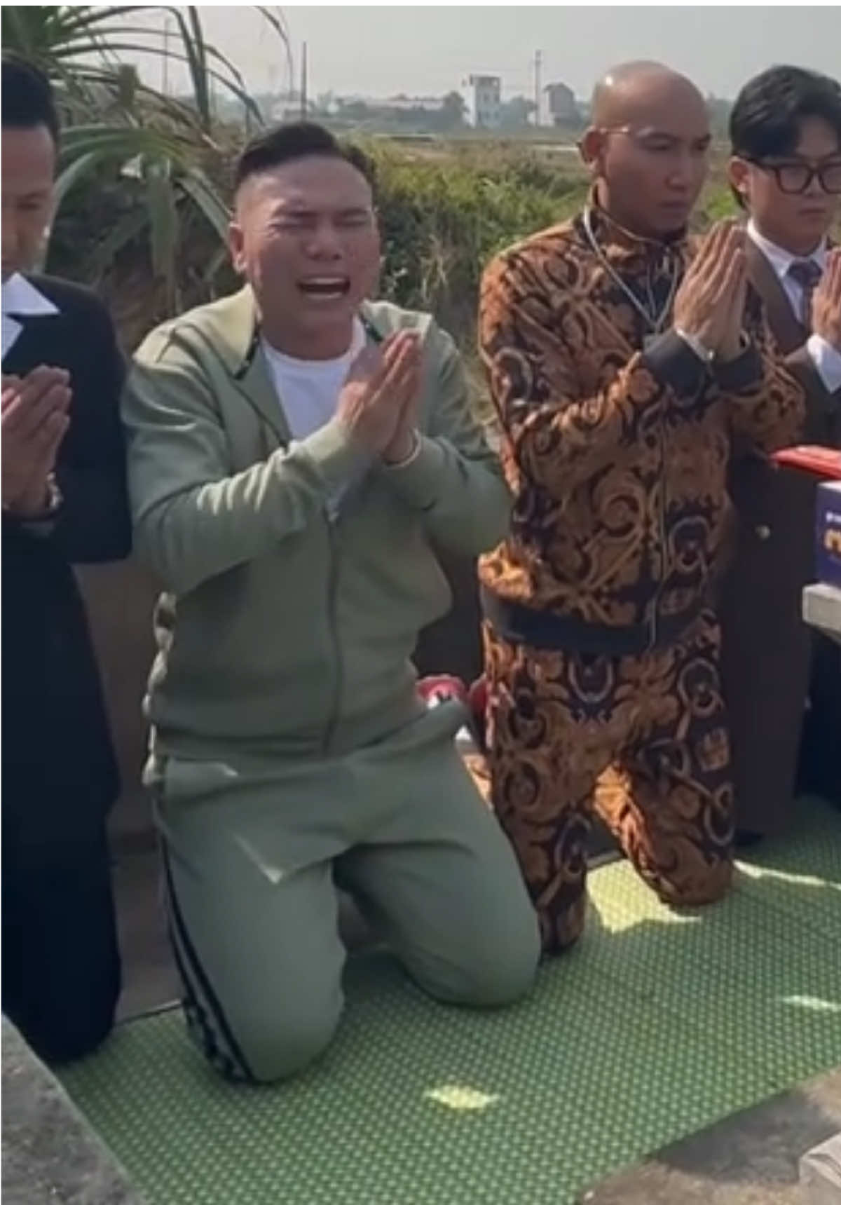 Ra tù sau vụ án Nhét tỏi chấn động, ca sĩ Châu Việt Cường đau đớn hát trước mộ mẹ ca khúc anh sáng tác lúc trong tù #tiinnews #chauvietcuong 