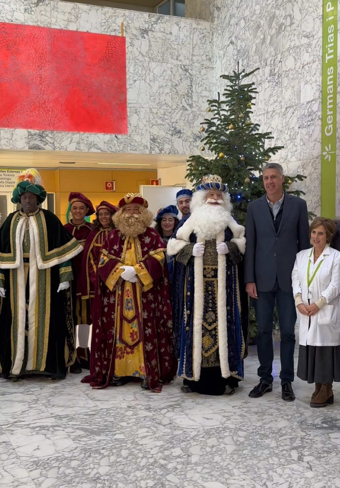 👑 ¡El día más mágico del año ya ha llegado! Muchas gracias a SSMM los Reyes Magos de Oriente que antes de iniciar su recorrido por las calles de #Badalona han visitado a los niños y niñas de la ciudad que estos días se encuentran hospitalizados en Can Ruti. Les han traído regalos, ilusión y, sobre todo, el deseo de que tengan una muy pronta recuperación. 🙏😊