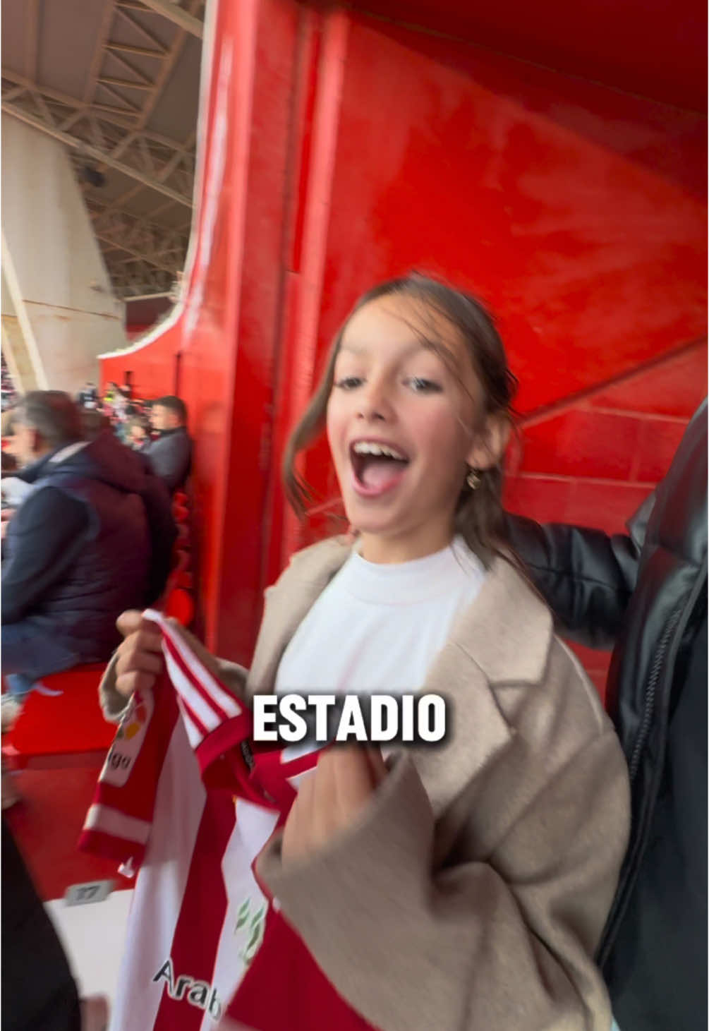 Hago feliz a Jimena dandole una sorpresa ❤️⚽️ #footballfans #beautifulmoments #copadelrey #udalmeria #footballlover #futbolespañol #momentosbonitos 