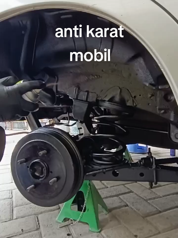 anti karat mobil di fender roda, penggunaan menggunakan anti karat spray. #autoguardspray  #perawatanantikaratmobil  #pelapisantikarat #pelapisantikaratkolongmobil #antikaratspray #catantikarat #flinkote  #seivpaint 