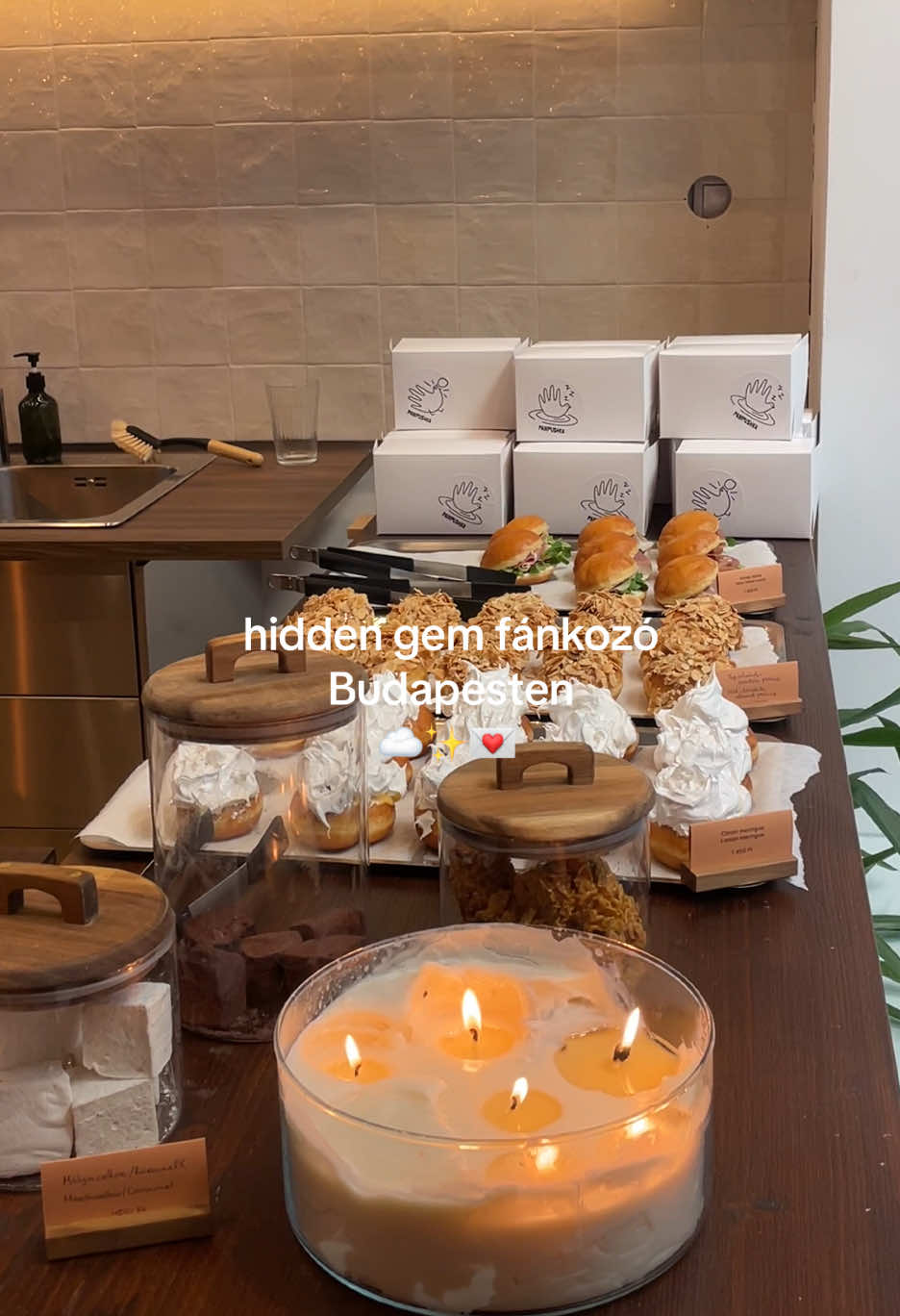 felhőpuha, szuper ízletes, töltött fánkok, forró csoki és kávé | Pampushka ☁️✨💌 @pampushkabp nemrég nyílt meg ez a kis csoda üzlet a Paulay Ede utcában, ahova tegnap végre én is eljutottam és megkóstoltam a pisztáciás és a citromos habos fánkot 😍 #donut #donuterie #budapest @Niki 🌞 
