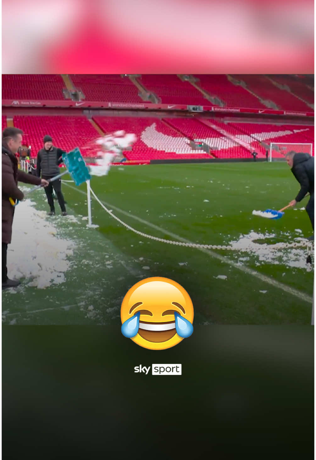 Genial 😂 United-Legende Gary Neville hätte auf eine Spielabsage gehofft und wirft den Schnee wieder auf das Spielfeld - Liverpool-Legende Carragher schippt den Schnee wieder an den Rand 😄👏🏼 #LIVMUN #Carragher #Neville #Fussball #PremierLeague #Funny #Lustig #Sport #Schnee