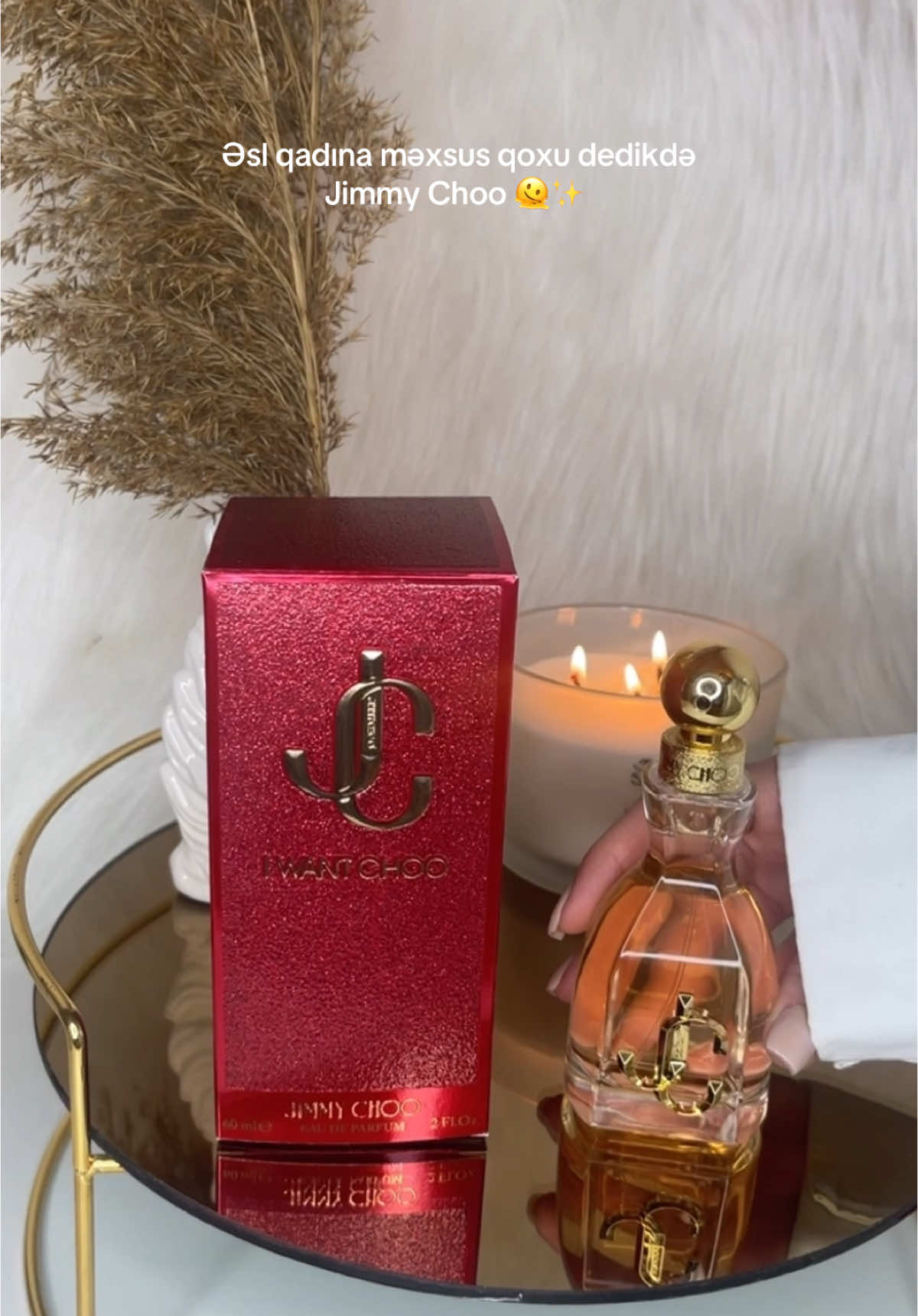 Jimmy Choo 🤍 Üst not : Şaftalı , naringi Orta not : Yasəmən , qırmızı zanbaq Əsas not : Vanil
