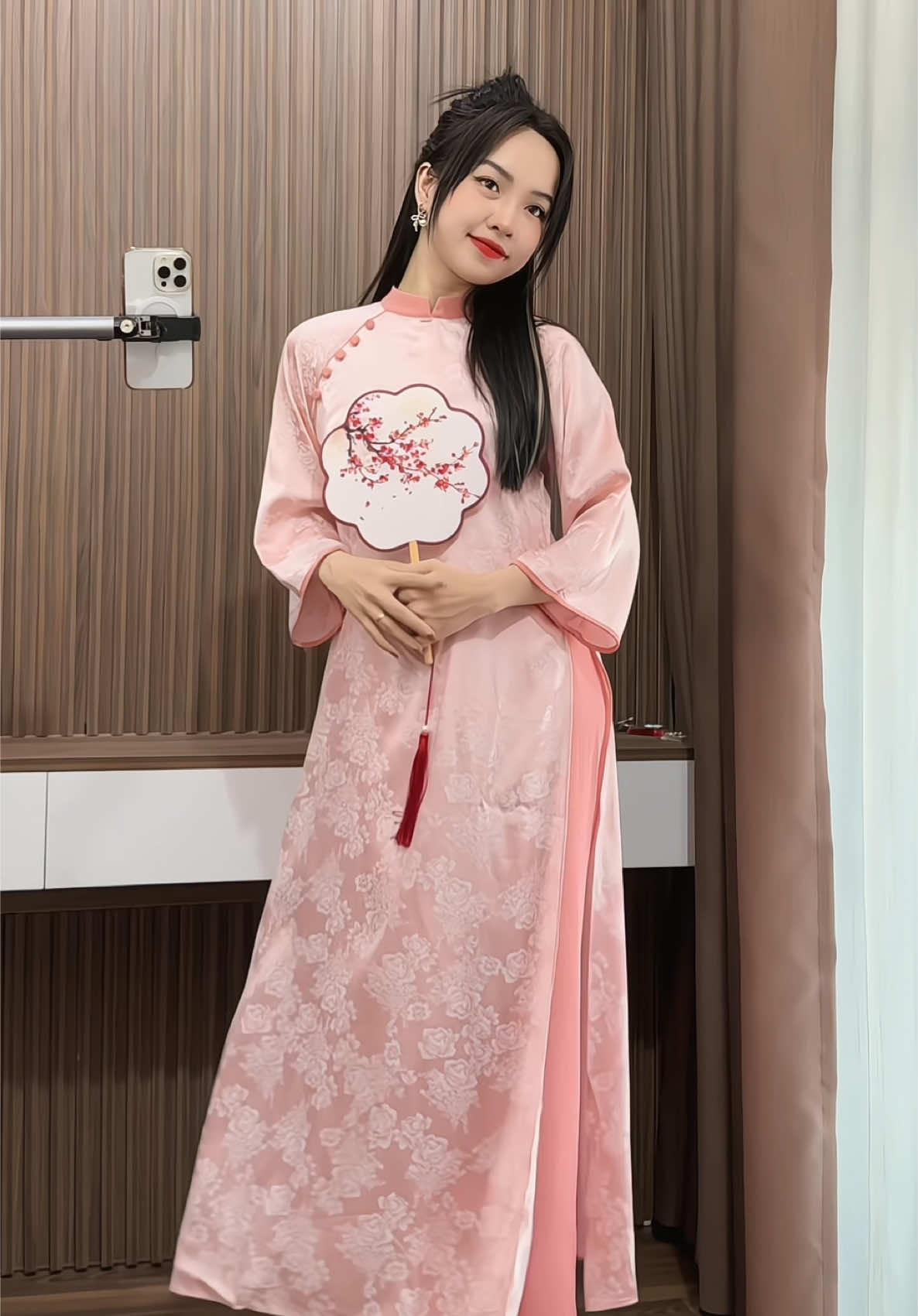 Áo dài gấm xinh sang 💕  #aodai #aodaitet #aodaigam #aodaithietke #aodaicachtan #aodainu #tet2025 