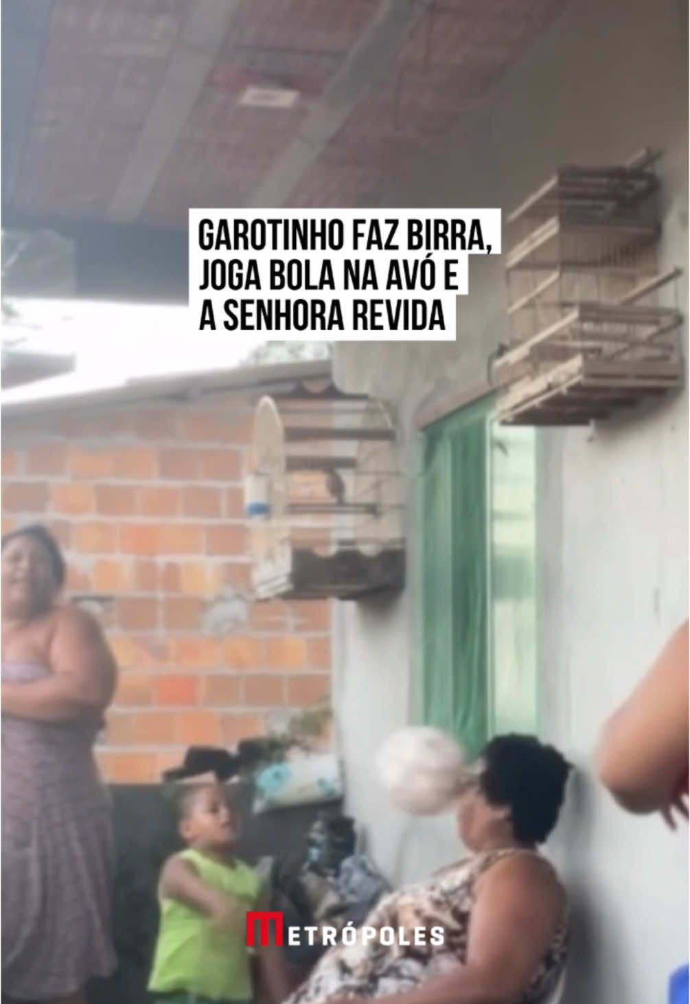 😬 As #crianças estão descontroladas. O pequeno do #vídeo não conseguiu lidar com a frustração e descontou tudo na avó que estava próxima. O garotinho jogou a bola no rosto da parente, que não pensou duas vezes e devolveu o ataque à altura.  A senhora pegou o copo de leite na mão e jogou o conteúdo no pequeno. Obviamente deve ter sido uma situação isolada na #família, mas rendeu um #viral engraçado. #EntretêNews 📹 @s4my.yyle | @myhoodbr