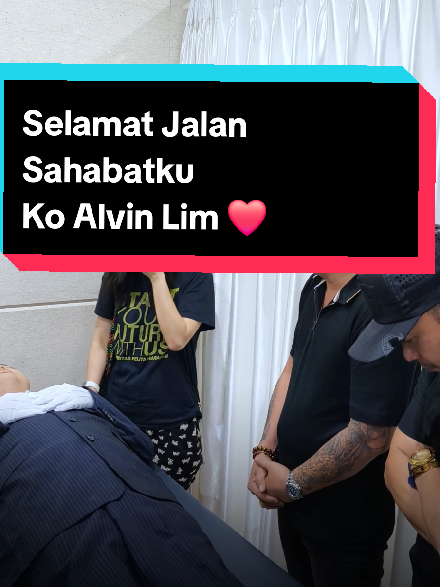 Di Hadapan Jenazah  Almarhum Bapak Alvin Lim  @alvinlim_official Saya Berjanji Akan Jaga Kate Victoria Lim Putri Almarhum Bapak Alvin Lim  Selamat Jalan Sahabatku Ko Alvin Lim Saya Bersaksi Anda Orang Baik ❤️ Yang Tabah dan Ikhlas Ya Kate ❤️ ● Man Jadda Wa Jadda  ● Kun Fayakun ● Jangan Ngatur Tuhan #jhonlbf 