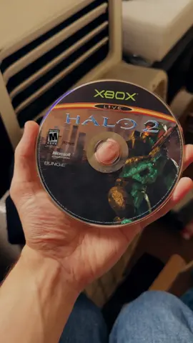 Halo 2 disc animated #art #blender #cgi #animation #Halo #halo2 #gaming #game #render #cgart #blender3d #animatednostalgia #xbox #masterchief #cd #viubannes 