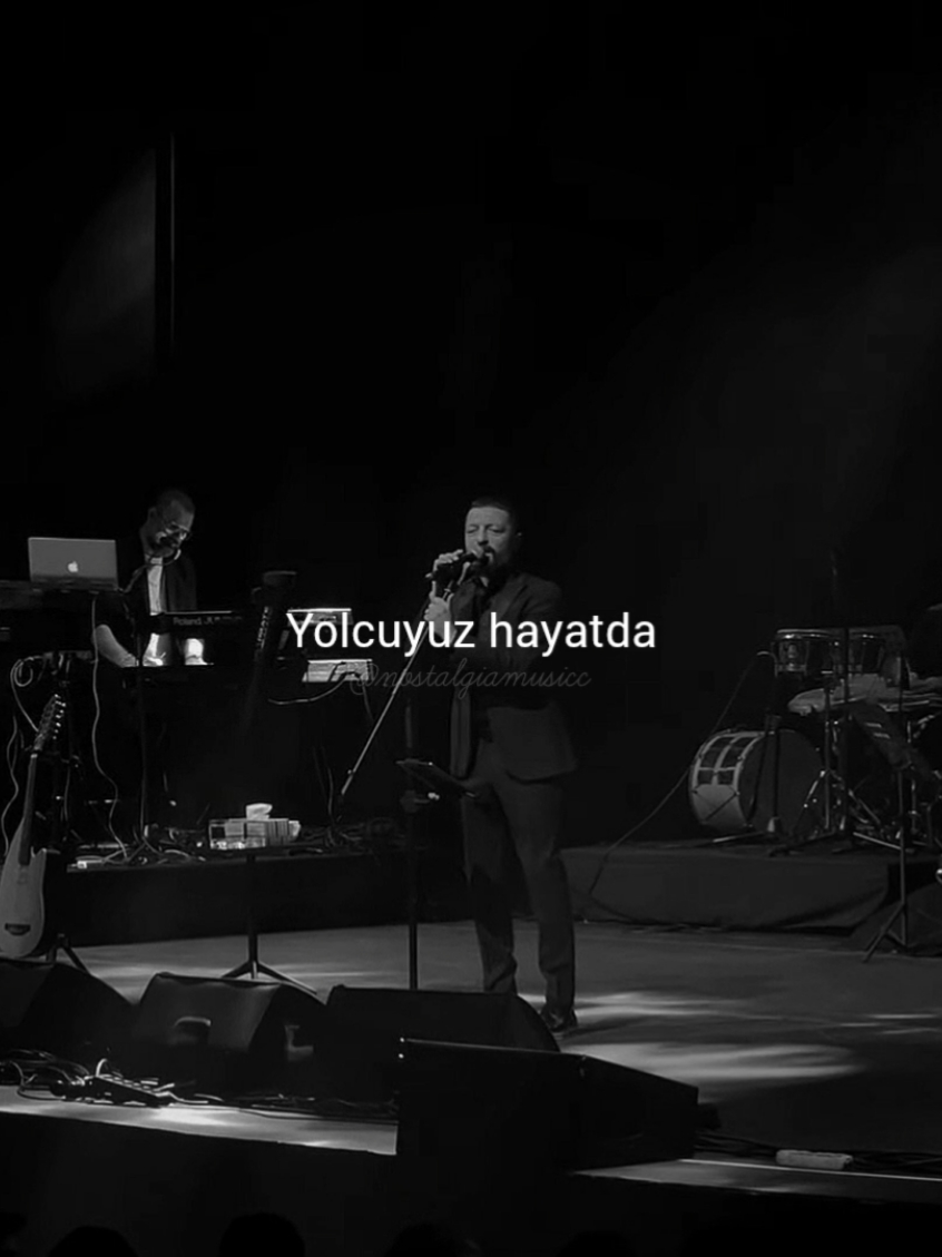 Sen gel otur yanıma... . . . . . . . .......#mehmeterdem #herkesaynıhayatta #konser #music #müzik #şarkı #musica #fypシ #hadise 