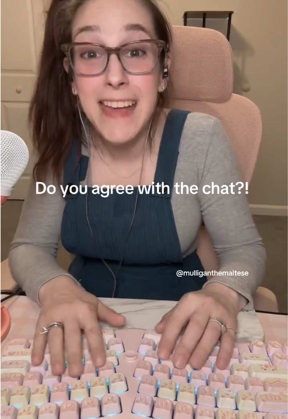 Do I look like @Ms Rachel here?! The chat thought so last night! Such a HUGE compliment! Join us in the next LIVE! Keyboard featured below! #tiktoklive #livehighlights #msrachel #toptierjanuary #newyearfinds #ttstastemakers #keyboard #creamykeyboards #keyboards 