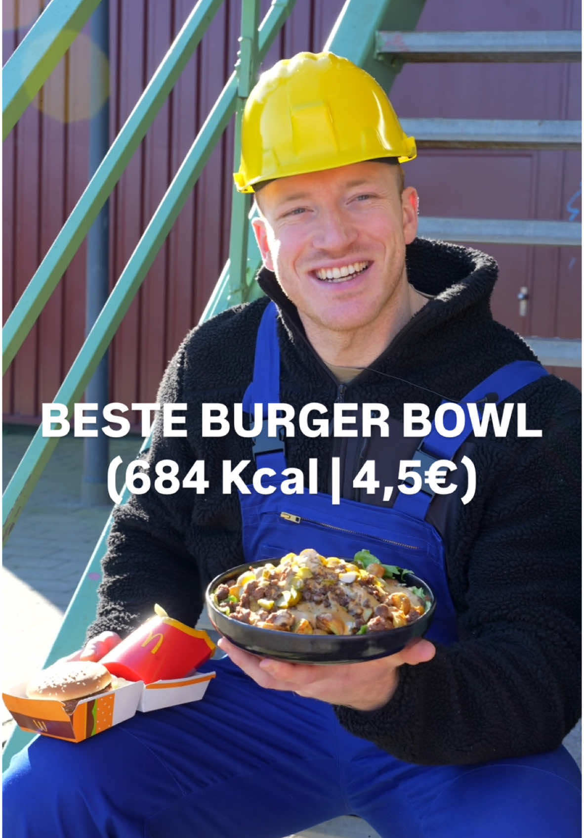 Diese Burger Bowl ist nicht nur die gesündere Alternative, sondern auch günstiger und leckerer! 😎 Rezept:  -500g Kartoffeln -150g Rinderhackfleisch  -1 Zwiebel  -3 Gewürzgurken  -Eisbergsalat -Miracle Whip, Ketchup, Senf  -Salz, Pfeffer -3 El Cremefine  -1 Scheibe Schmelzkäse  Zubereitung:  20 Minuten bei 200 Grad Umluft in den Ofen.  #gesunderezepte #einfacherezepte #burgerbowl #gesundessen