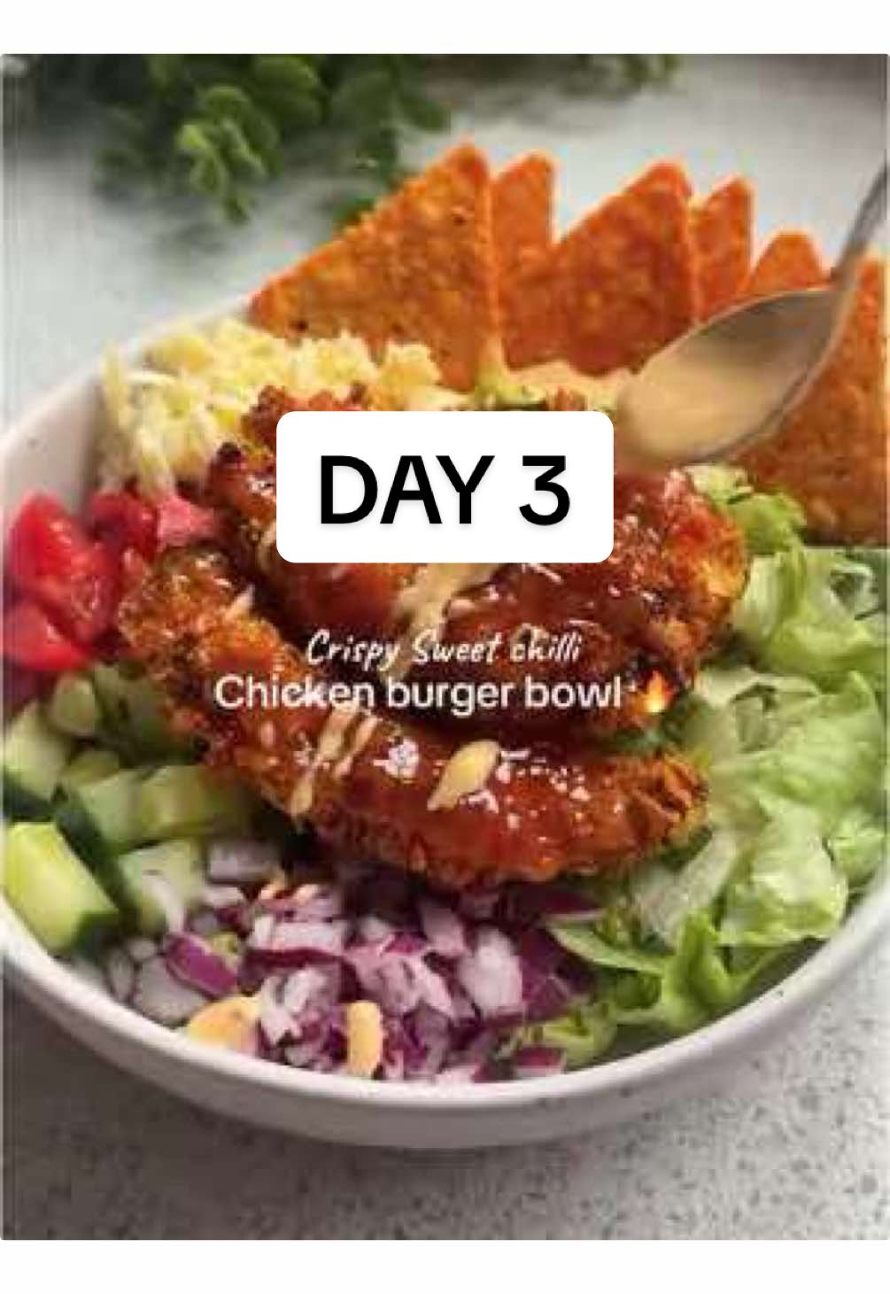 30 DAYS OF HEALTHY 20 MINUTE RECIPES  Day 3| Crispy sweet chilli chicken burger bowl 🥵  The EASIEST meal prep recipe and ready in less than 15 mins 😮‍💨 A whopping 46g protein but only 362 calories! ‼️ If you want more easy, low calorie recipes, my new cookbook ‘Healthy Air Fryer Feasts’ is still 50% off!! Link in my bio 😍📕 (ad-af) Macros 362 calories 46gP / 7gF / 31gC Serves: 2    Shopping list ✍️  - 250g chicken breast - Salt & pepper  - 1 tsp paprika - 1 egg or egg white  - 30g cornflakes, crushed  - 3 tbsp reduced sugar sweet chilli sauce  - 50g low fat cheese (I used eat lean) - 2 big handfuls lettuce, sliced - 10 cherry tomatoes diced  - 2 inch cucumber, diced  - 20g red onion, finely diced  Method Slice the chicken into big tenders then season with salt, pepper & paprika. Dip into whisked egg then the cornflakes. Air fry on 190C for 7 mins each side or until cooked through. For the last minute brush over the sweet chilli sauce. Serve with the salad, cheese, chilli heatwave crisps and an optional drizzle of burger sauce 🤤  #healthyrecipes #EasyRecipe #healthymeal #lowcalorie #fakeaway #highprotein #lowcaloriemeals #mealprep #weightloss #healthyeating #fatloss #burgerbowl #burger #chicken