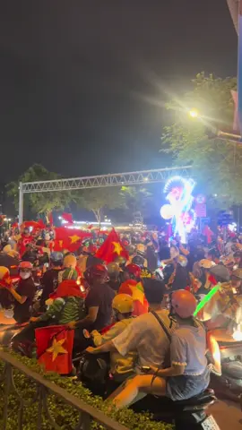 Sài gòn đi bão #vietnamvodich #quận1 #saigon 