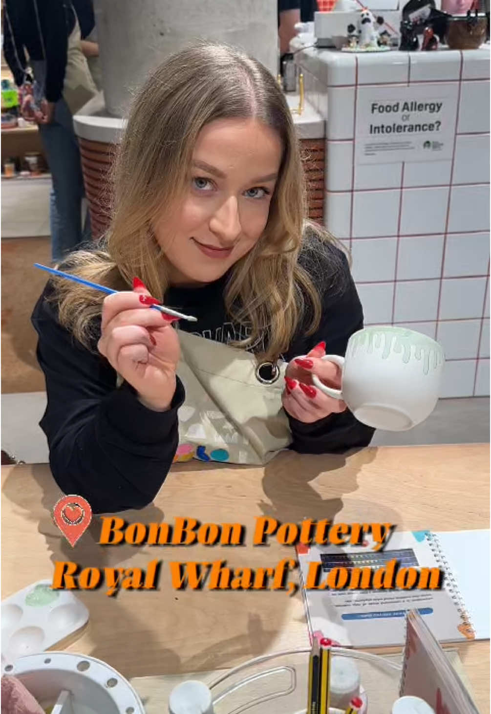 Looking for a cute mate date? @Bonbon Pottery is the perfect spot for you!  #londondateidea #londondatenight #londonmatedate #thingstodoinlondon #londonthingstodo 