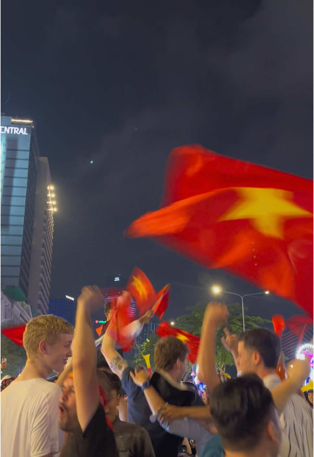 Bão thôiiiiiii #ToiYeuVietNam #BongdaVietNam #ASIANCUP #VietNamVoDich #ilovevietnam #football #Soccer 