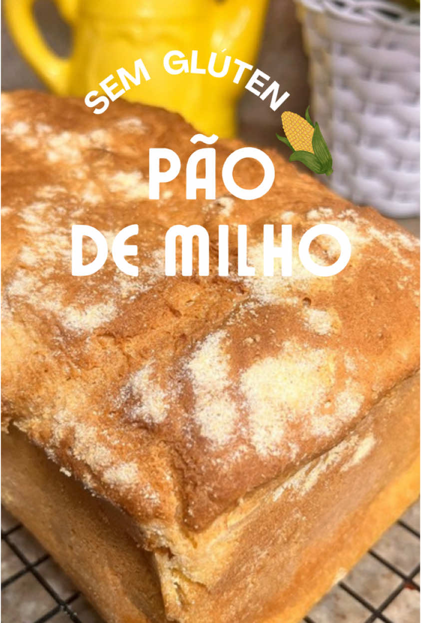 Hoje preparei um pão de milho sem glúten que ficou incrível e quero compartilhar com vocês não só a receita, mas o carinho que coloquei em cada etapa do preparo. Quando fazemos nosso próprio alimento, temos a chance de colocar aquela energia positiva que transforma não só o sabor, mas também o nosso dia! @50tonsdefit  Ingredientes: Parte líquida: 	•	1 ovo 	•	50 ml de azeite ou óleo 	•	300 ml de água morna  •  1/2 xícara de milho (120 g) Parte seca:  	•	180 g de farinha de arroz   •  80 g de polvilho doce 	•	60 g de amido de milho  •  50g de fubá fino 	•	6 g de goma xantana  	•	10 g de fermento biológico seco 	•	7 g de fermento químico em pó 	•	3 g de sal 	•	3 colheres de açúcar  Modo de preparo: 	1.	No liquidificador, bata o milho, o ovo, o azeite (ou óleo) e a água morna. Reserve. 	2.	Em uma tigela, misture todos os ingredientes secos. 	3.	Adicione o líquido aos poucos aos secos, mexendo até formar uma massa homogênea. 	4.	Bata a massa na batedeira por 3 minutos até que ela fique bem lisinha. 	5.	Unte uma forma com manteiga e polvilhe com fubá. Coloque a massa na forma e deixe descansar por cerca de 30 minutos (o tempo pode variar dependendo do clima). 	6.	Assim que a massa crescer, asse na airfryer pré-aquecida a 180°C por 25 a 30 minutos (ajuste conforme sua airfryer). 	7.	Retire, deixe esfriar completamente, fatie e armazene na geladeira ou congele para consumo futuro. 👉 Esse pão é perfeito para o dia a dia e pode ser aquecido na torradeira ou consumido natural. #PãoDeMilho #SemGlúten #ReceitaFit #CaféDaManhãSaudável #vidasaudavel