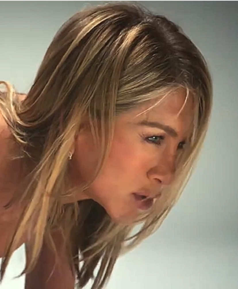 jennifer aniston is THE queen 🔥 #jenniferanisron #fyp #pvolve 