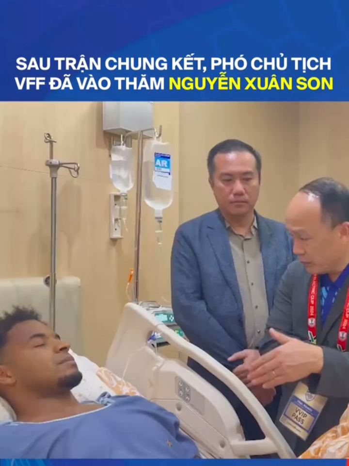 Ngay sau trận chung kết, Phó chủ tịch VFF Nguyễn Xuân Vũ, Tổng thư ký Nguyễn Văn Phú đã vào bệnh viện thăm Nguyễn Xuân Son và trao đổi thông tin với bệnh viện về chấn thương của tiền đạo ĐT Việt Nam. #VFF #AMEC #goldenstarwarriors