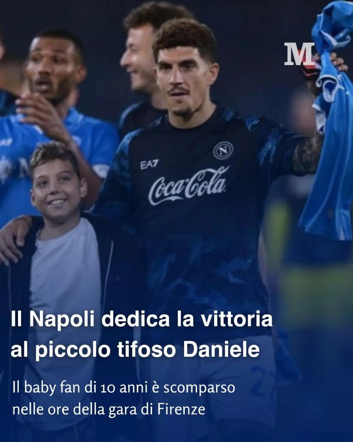 «Siamo felici per la vittoria. Ma abbiamo ricevuto un brutto colpo, è scomparsa una persona molto cara a noi, un bambino al quale abbiamo cercato di regalare momenti di gioia. Conte non se l'è sentita di venire, è un momento difficile. Abbracciamo lui e tanti altri bambini che soffrono in questo momento» le parole sono di Christian Stellini, vice di Antonio Conte, dopo la partita di Firenze. La scomparsa è quella di Daniele, un bambino di 10 anni che per diverso tempo si è mostrato, anche sui social, vicino alla squadra, diventando una vera mascotte del gruppo azzurro nonostante una malattia. Non è mancato in passato il sostegno della squadra di Antonio Conte nei confronti del baby tifoso che è stato ricordato oggi da Stellini #napoli #sport #seriea #daniele #tifoso 