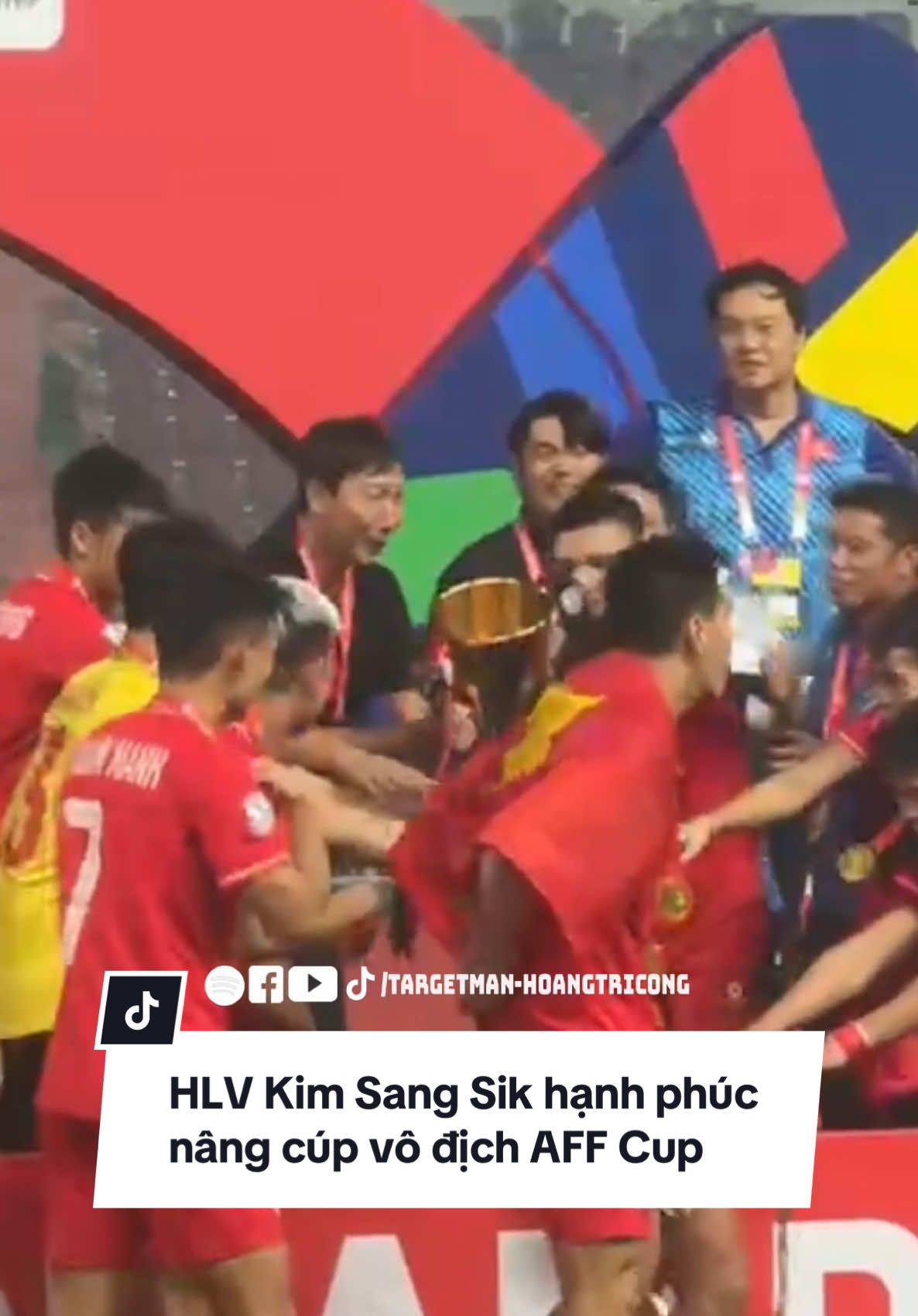 HLV Kim Sang Sik hạnh phúc nâng cúp vô địch AFF Cup #doituyenvietnam #ASEANUtdFC #MitsubishiElectricCup #affcup #vietnamvodich #kimsangsik 