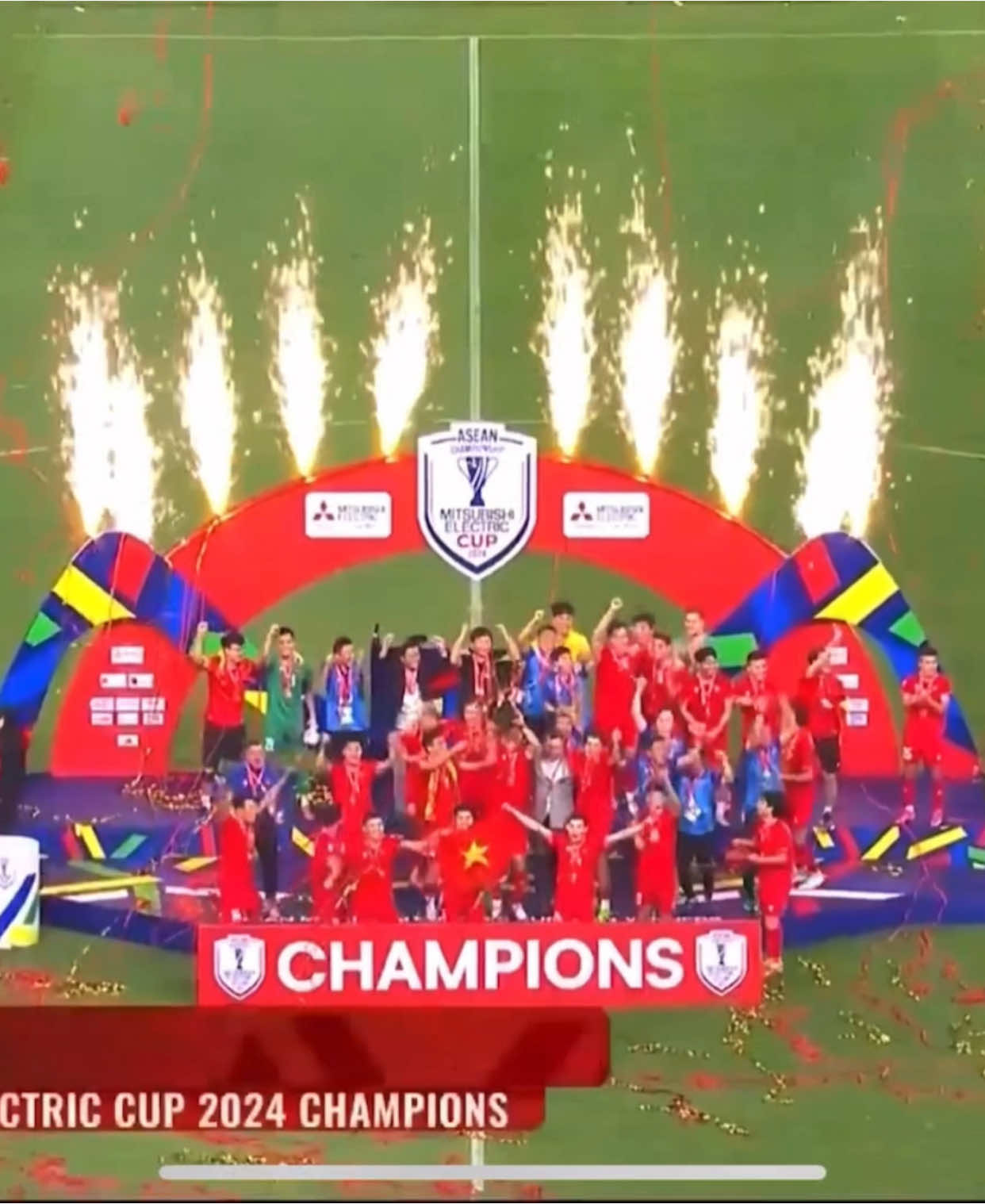 Khoảnh khắc đội tuyển quốc gia Việt Nam nâng chiếc cúp vô địch AFF CUP 2024 #bongda #bongdavietnam #affcup2024 #vietnamvodich #doituyenvietnam 