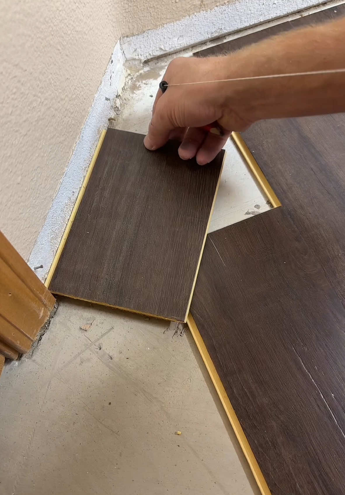 Cutting installation LVP flooring 🎉#foryoupage #DIY #flooringinstallation #hardwood #tips #laminate #tiktok #fyp #work #trending 