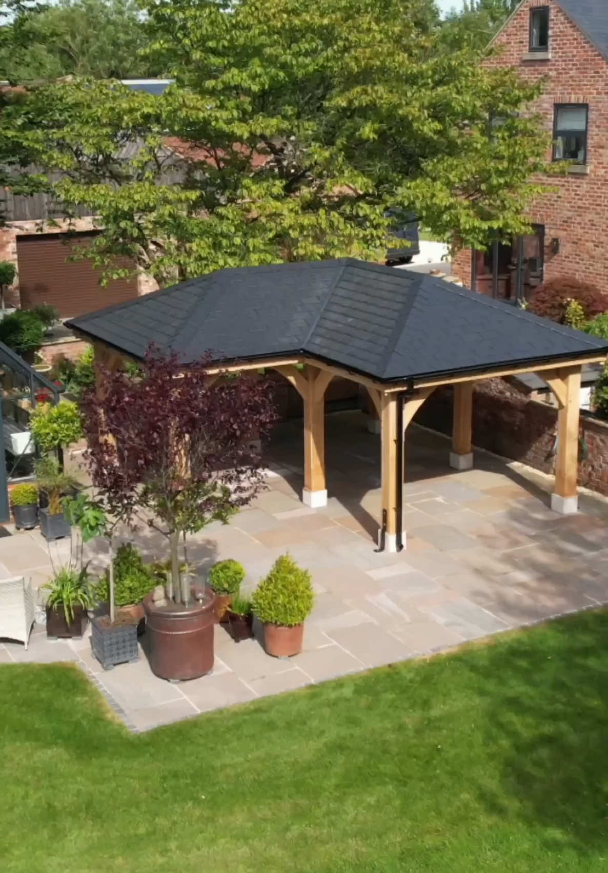 My Favourite Project of last year…. The ‘L’ shape Oak Frame Gazebo we built last summer. Which ‘Bowler’ project was your favourite… let me know in the comments! #gazebo #oak #carpentry #construction #starttofinish #fyp 