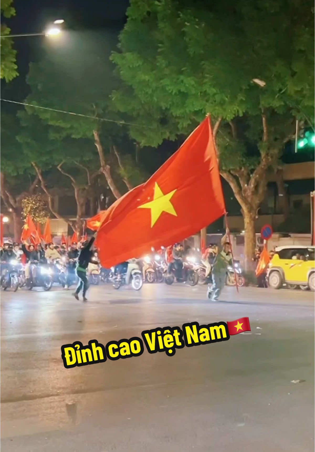 ❌ Cầu thủ hay nhất phải rời sân sớm vì gãy ống đồng ❌ Bị đối thủ chơi bẩn để ghi bàn cân bằng tỉ số ❌ Chịu sức ép khủng khiếp từ dưới sân đến trên khán đài Nhưng tất cả những khó khăn đó chỉ khiến các cầu thủ của chúng ta có thêm quyết tâm để trút hết sự phẫn uất lên đối thủ. Chúng ta không chỉ thắng mà còn thắng một cách tâm phục khẩu phục ngay trên đất bạn. Cảm ơn các cầu thủ, cảm ơn ban huấn luyện và cảm ơn Những chiến binh Sao Vàng vì đã nỗ lực đến cùng! ❤️ #vietnamchienthang #vietnamvodich #aseancup2024 #aseancup #hanoi #toiyeuvietnam #toiyeuvietnam🇻🇳🇻🇳🇻🇳 