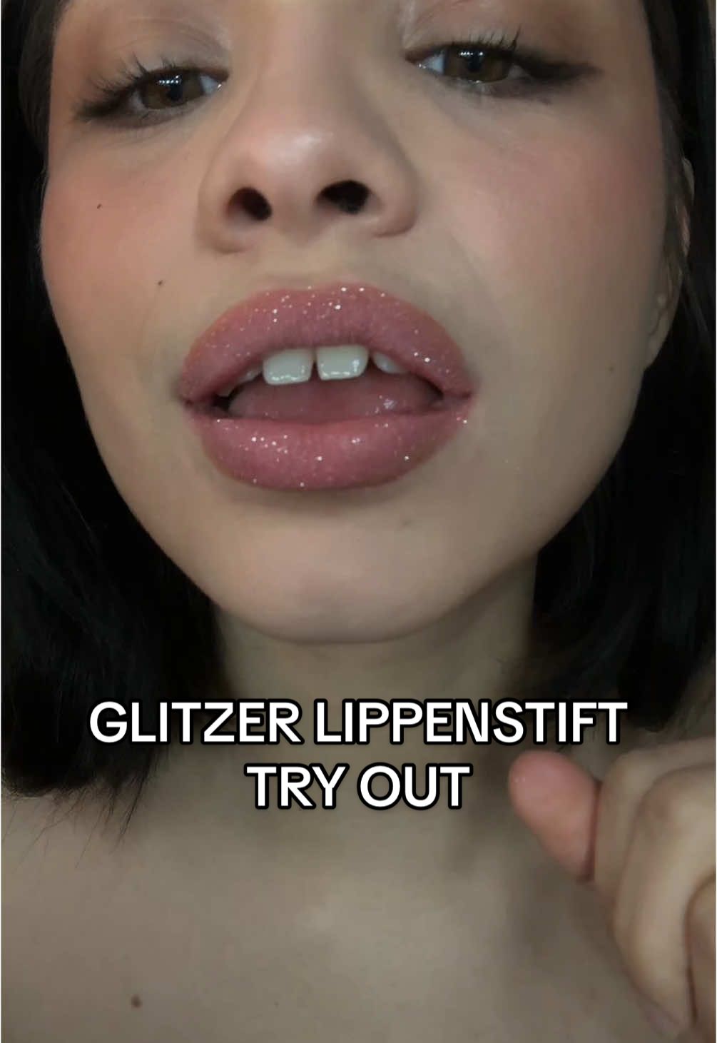 hab gehört, bringt Glück jemanden mit Glitzer Lippen zu küssen 