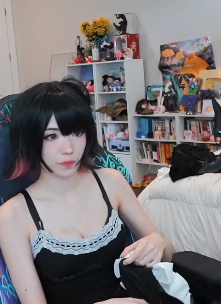 Emiru thinks furries need fur #emiru #fyp #twitchfails #twitchmoments 