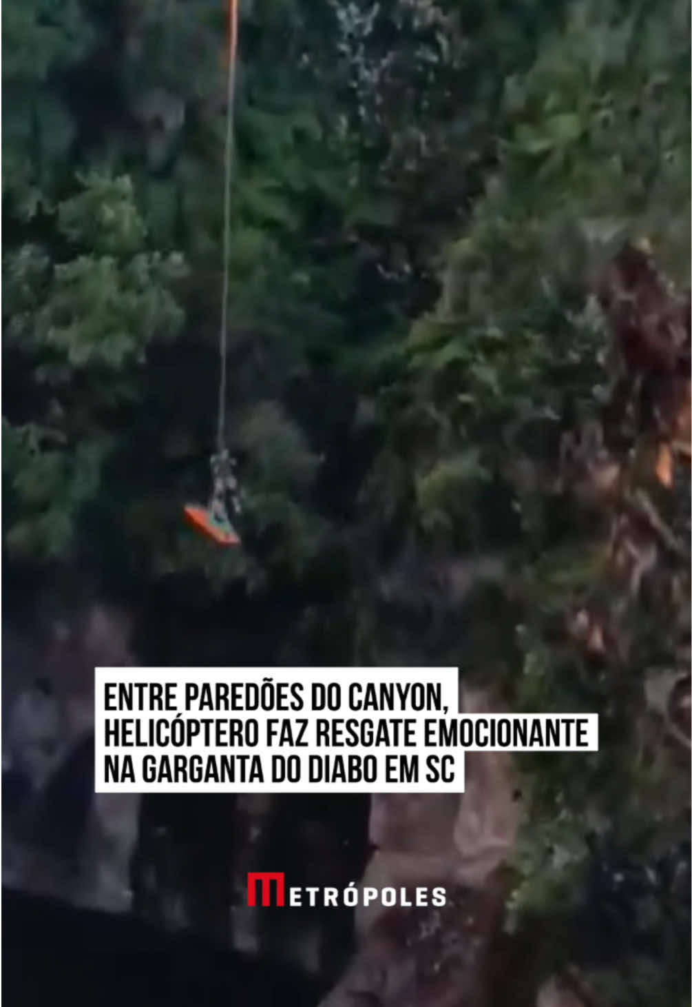 Um paredão de pedras banhado por uma cachoeira de correnteza forte. Este era o cenário de um resgate emocionante feito pelo helicóptero Águia da #PolíciaMilitar na tarde de sábado (4/1), em #Lages, #SantaCatarina. Um homem precisou ser resgatado ao sofrer um acidente enquanto praticava canoagem na #GargantadoDiabo. Conforme o #CorpodeBombeiros Militar, o acidente ocorreu em uma área de difícil acesso, sendo possível chegar apenas por água, na prática de canoagem, ou por rapel. A partir disso, os socorristas precisaram acionar o helicóptero Águia da PM, que sobrevoou os paredões de pedra para que um cabo fosse jogado por aproximadamente 70 metros e um resgatista conseguisse acessar o local de rapel. O trabalho emocionante foi gravado e um vídeo, postado nas redes sociais, mostra o momento em que a corda é jogada de dentro da aeronave e um socorrista desce pelo equipamento. Em seguida, o esportista, de 47 anos, é resgatado. O homem foi içado pelo cabo e ficou “pendurado” até que o helicóptero Águia conseguisse chegar em terra firme. Ele foi imobilizado e avaliado no local sendo que não apresentava ferimentos aparentes, apenas dores. Após o atendimento pré-hospitalar, a vítima foi conduzida até o Hospital Nossa Senhora dos Prazeres, de Lages. #TikTokNotícias 